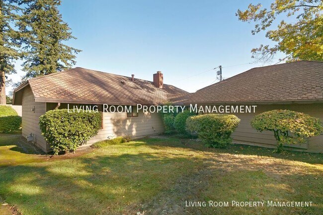 Foto del edificio - 3BR Charmer with Detached 2-Car Garage