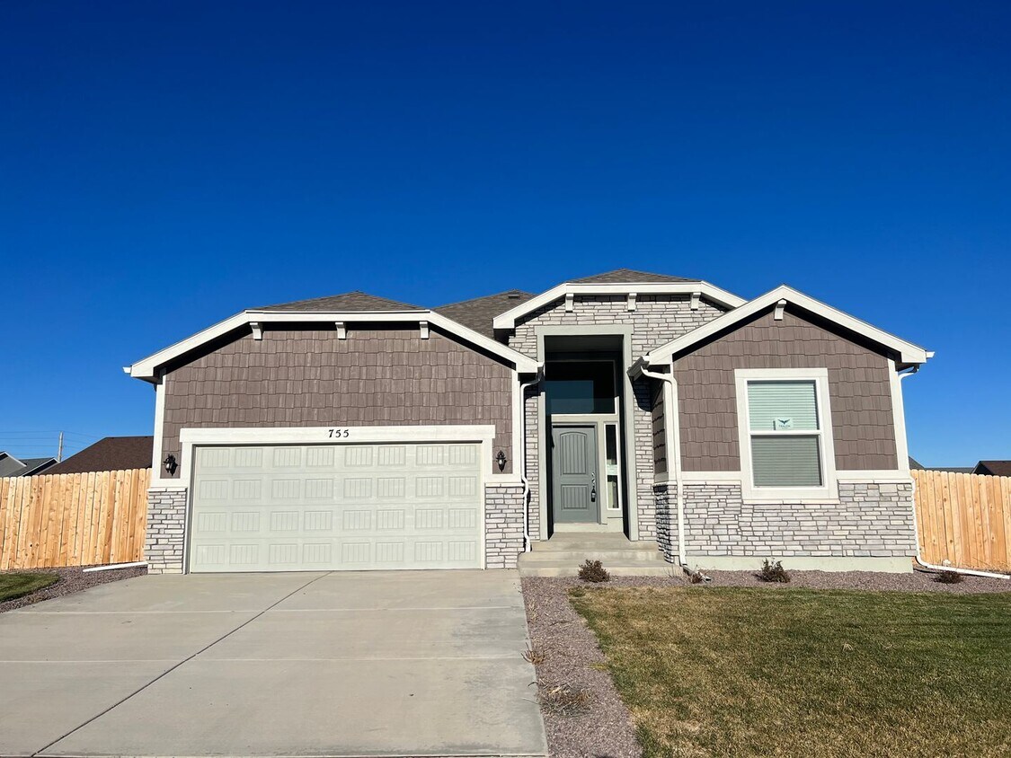 Foto principal - Brand New Home in Pueblo West
