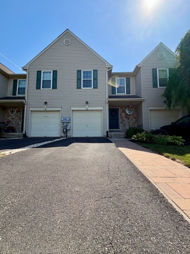 Building Photo - Stunning 3-Bedroom/2-Bathroom Townhouse. Available Mid July!