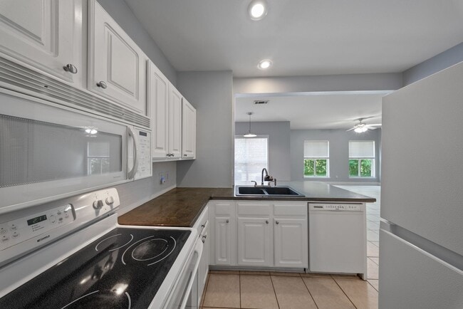 Foto del edificio - 2 Bedroom Condo in a Gated Community Near LSU