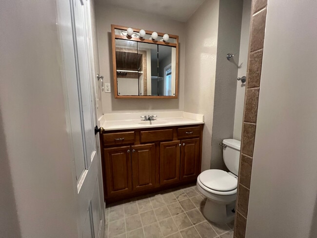 Building Photo - 724 King St