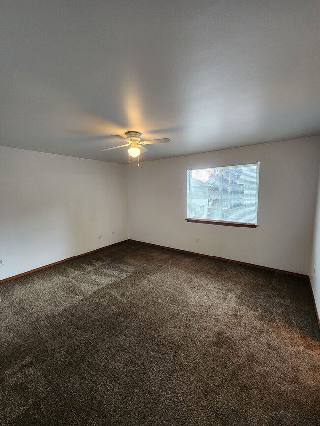 Building Photo - 322 Maple Ave