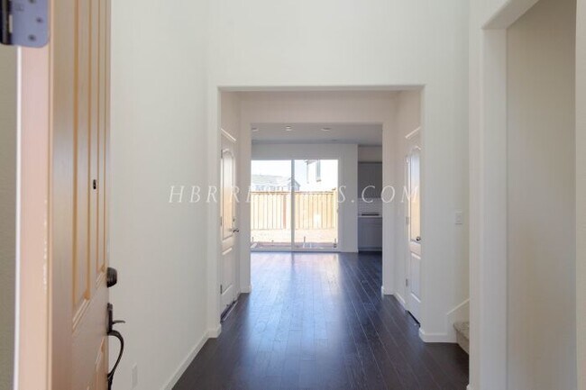 Foto del edificio - TRACY HILLS - Four Bedroom Spectacular Home - Full Bed/Bath Located on 1st Floor