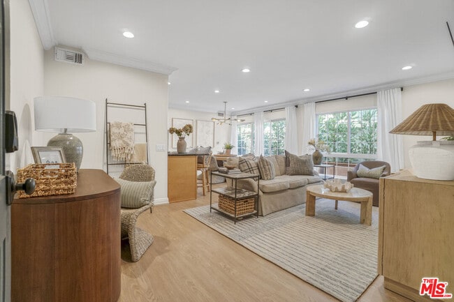 Building Photo - 837 Lincoln Blvd