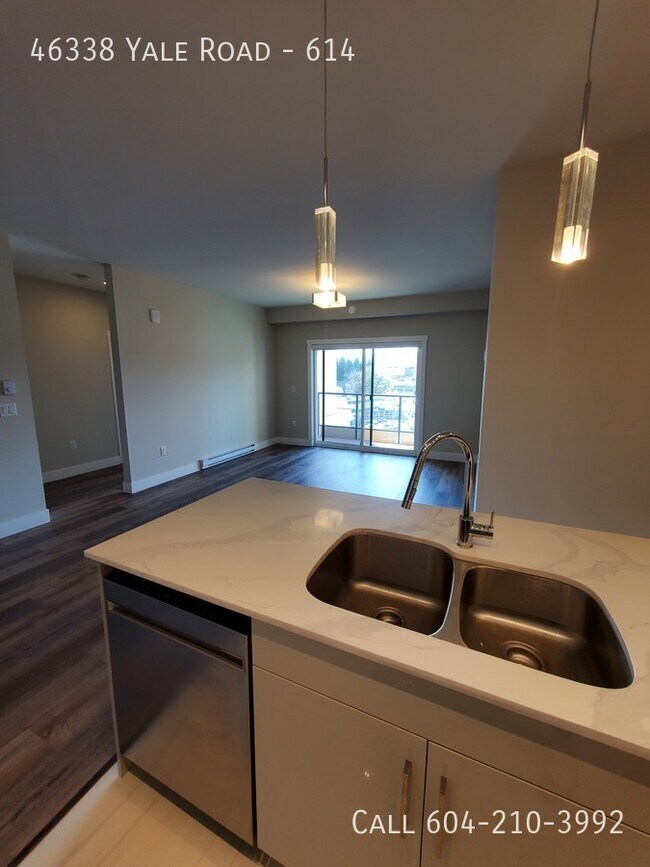 Building Photo - Top Floor Large Condo!
