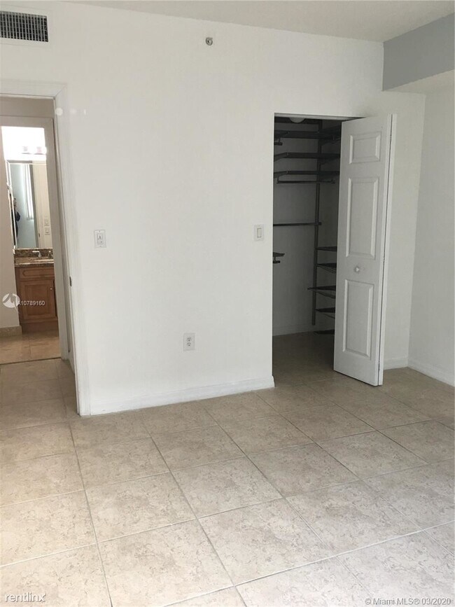 Building Photo - 1 br, 1 bath  - 3530 SW 22nd St