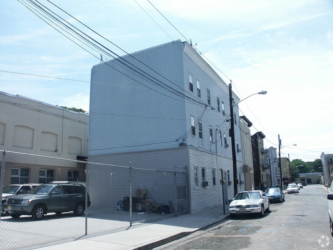 Primary Photo - 26 Allen St