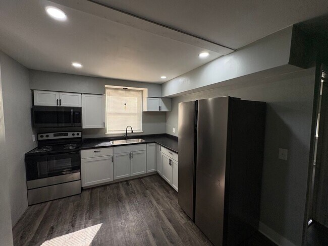 Foto del edificio - Three bedroom one bathroom apartment for rent