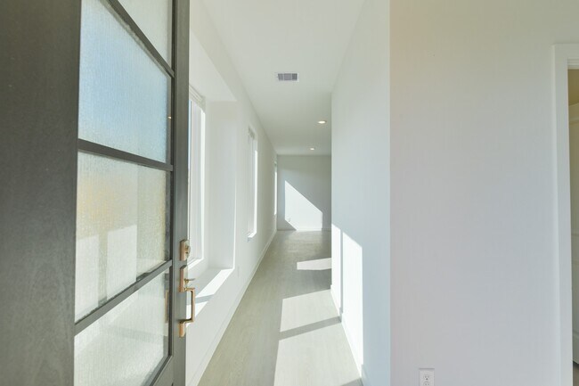 Foto del edificio - 5815 Linda Cv Ln