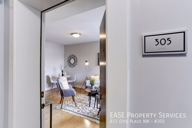 Foto del edificio - 811 Otis Pl NW