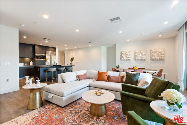 Foto del edificio - 728 N Sweetzer Ave