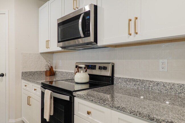 Building Photo - 3021 Reynolda Dr