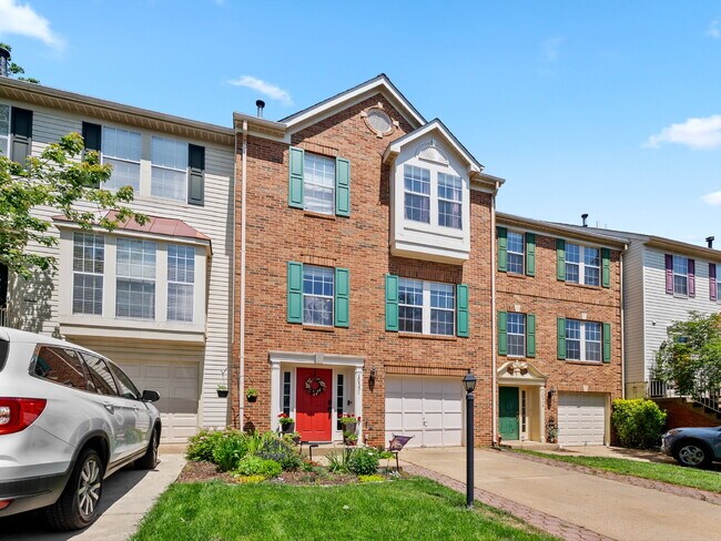 Foto del edificio - Elegant Colonial Townhome Living in Histor...