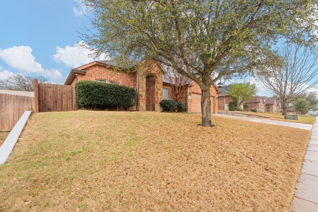 Foto del edificio - Spacious 5-Bedroom Retreat on Hidden Lake Court with Pool