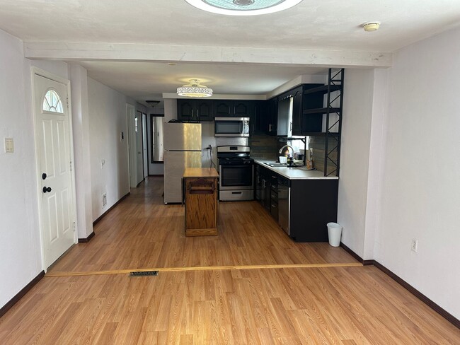 Foto del edificio - 2 Bedrooms 1 bath home for RENT