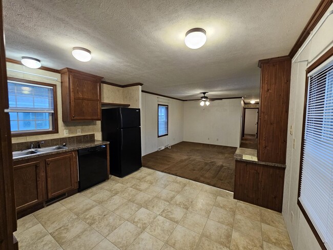 Building Photo - 10 Daisy Ln