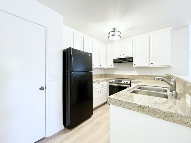 Building Photo - Updated Condo In Gated La Costa Hills!