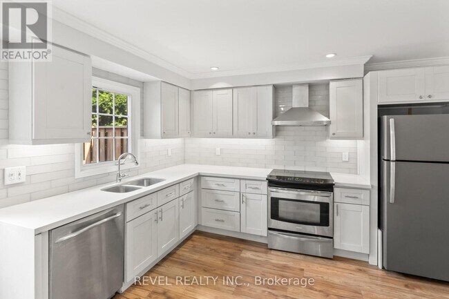 Photo du bâtiment - 10 Bassett Blvd
