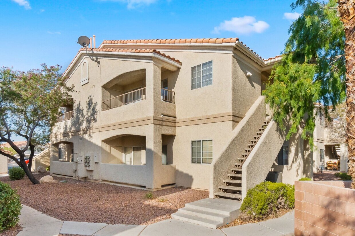 Foto principal - 2nd Floor Condo in a Gated Northeast Commu...
