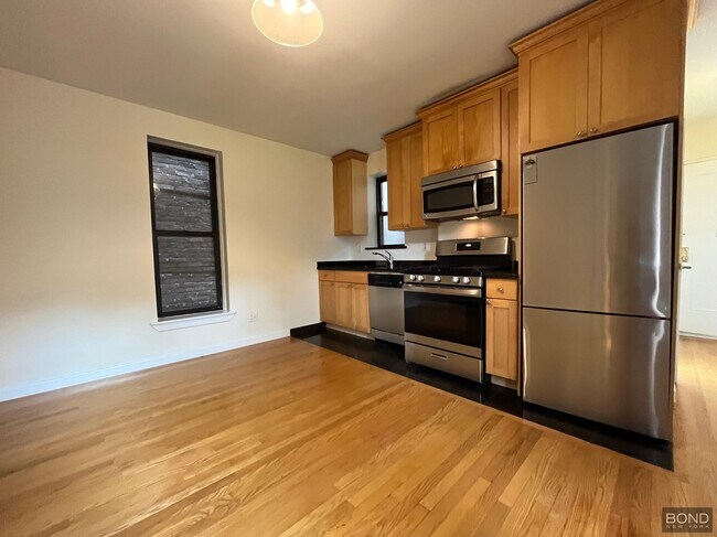 Building Photo - 283 Mott St