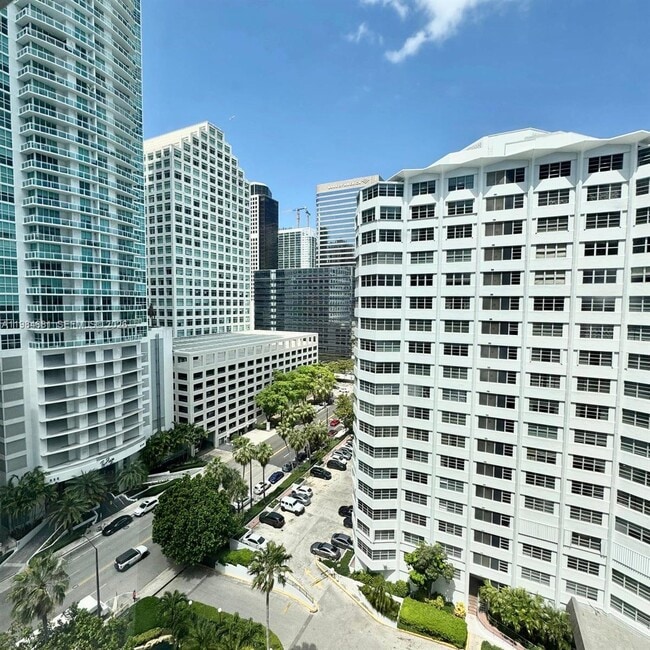 Building Photo - 999 Brickell Bay Dr