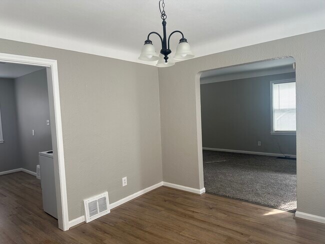 Foto del edificio - Three bedroom house with garage