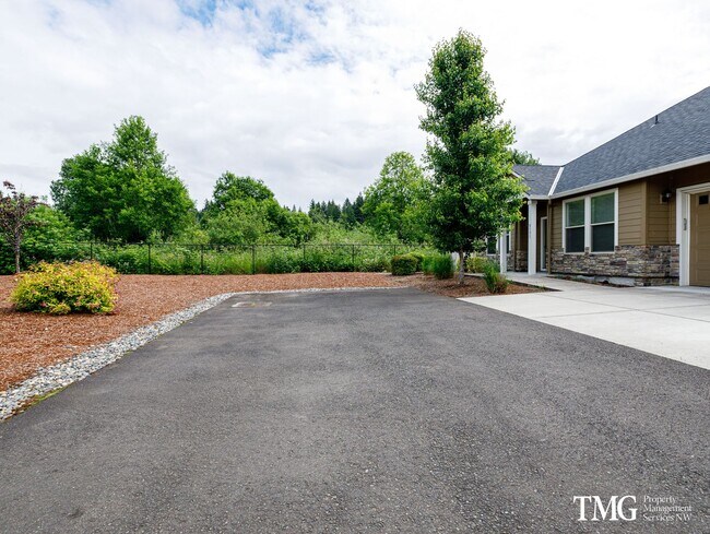 Foto del edificio - Modern Living with A/C and Attached Garage!