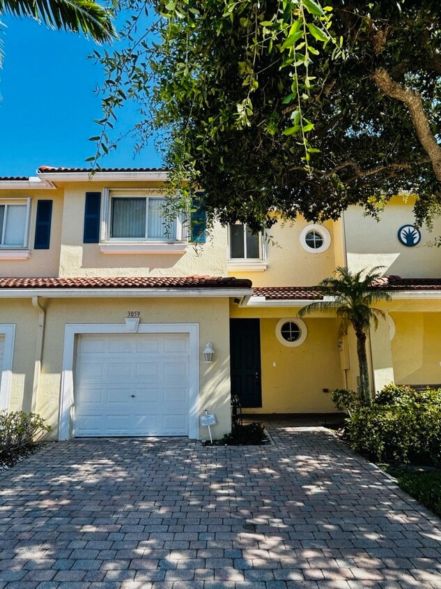 Primary Photo - 3059 N Evergreen Cir