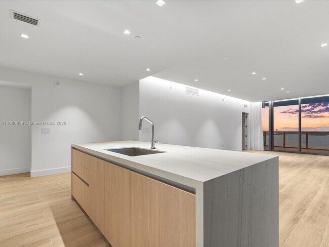Foto del edificio - 700 NE 24th St
