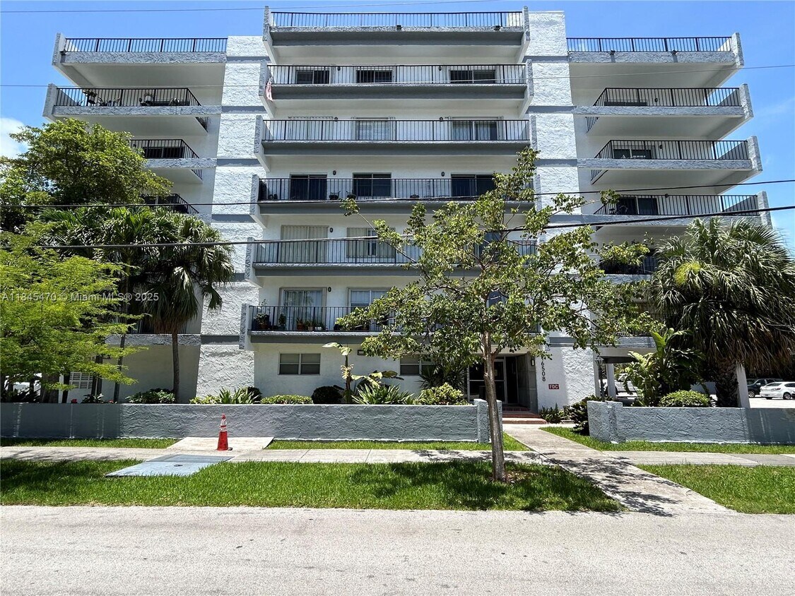 Foto principal - 16508 NE 26th Ave