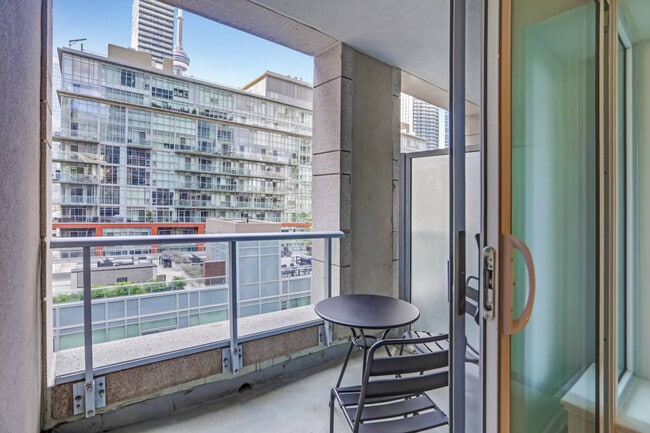 Building Photo - 199 Richmond St W