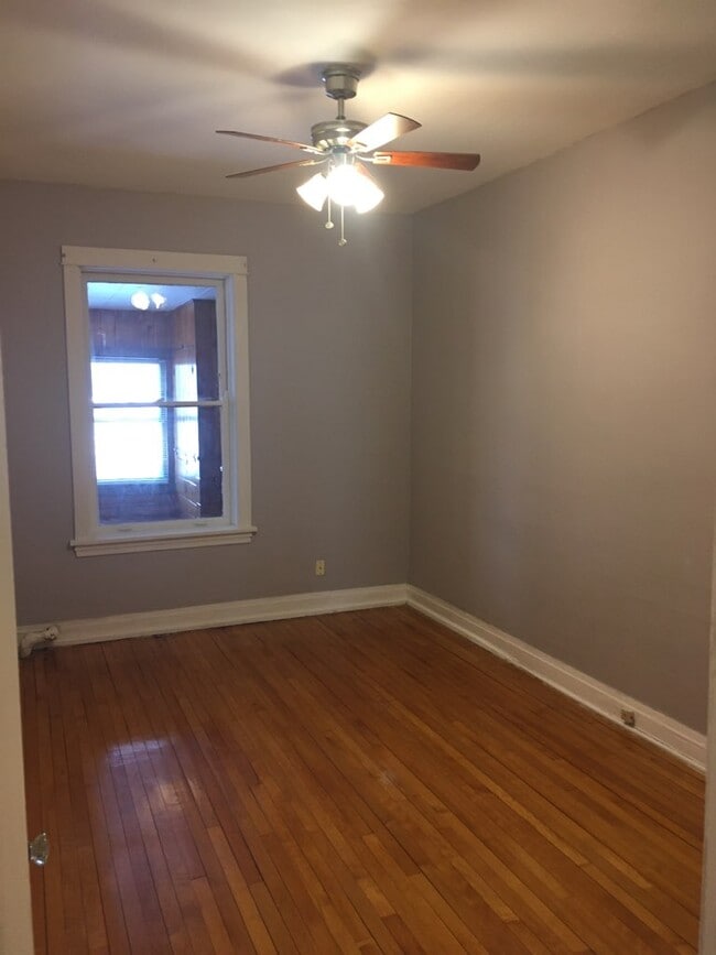Bed Room 15'8"L x 9'2"W - 1214 W Norwood St