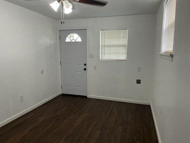 Building Photo - 3419 Westside Dr