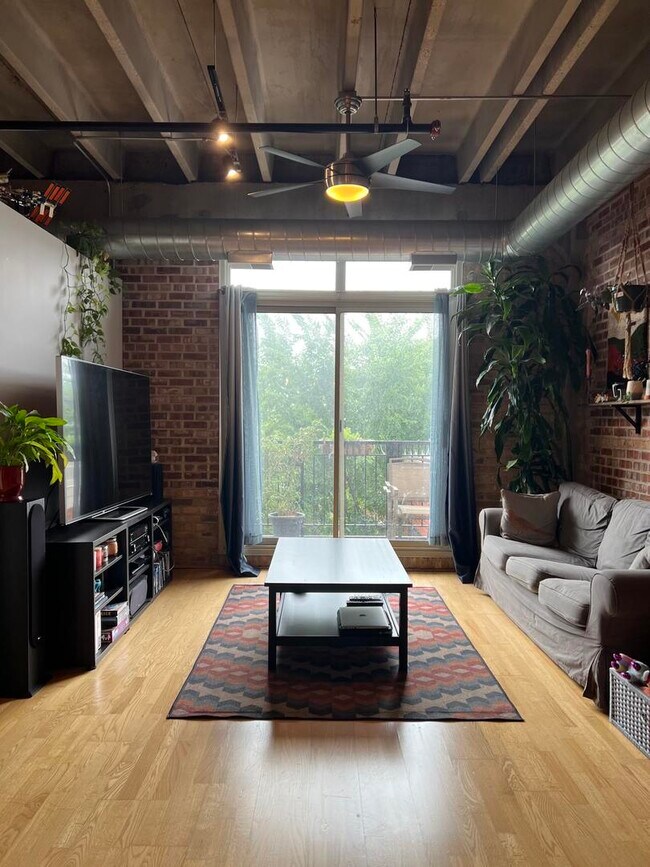 Foto del edificio - 1740 N Maplewood Ave