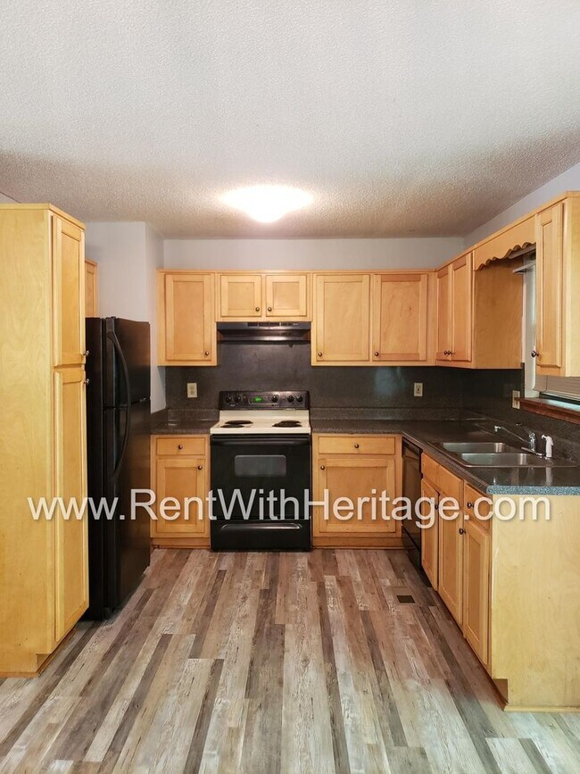 Building Photo - AWESOME HOME WITH UPGRADES! HUGE BONUS ROO...