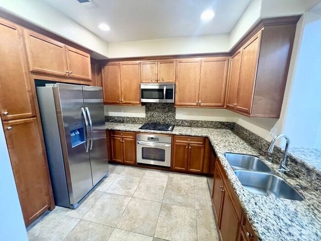 Foto del edificio - Resort-Style Living with Private Balcony Near Community Pools