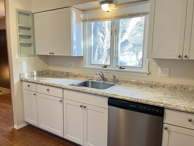 Foto del edificio - Downtown Four Bedroom Home