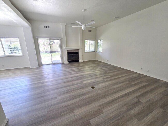 Building Photo - Beautiful 4 Bedroom 2 Bath Home