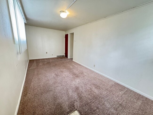 Building Photo - 1 BEDROOM, 1 BATHROOM, GARDEN LEVEL APARTM...