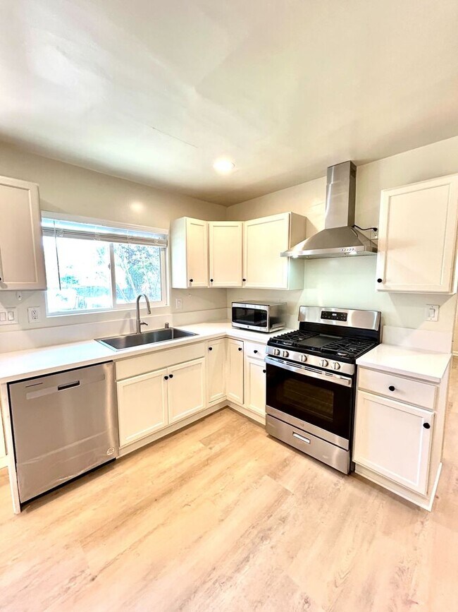 Foto del edificio - Now Leasing for the 2026-2027 School Year:...