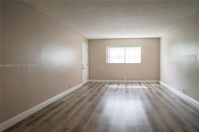 Foto del edificio - 4280 Woodside Dr