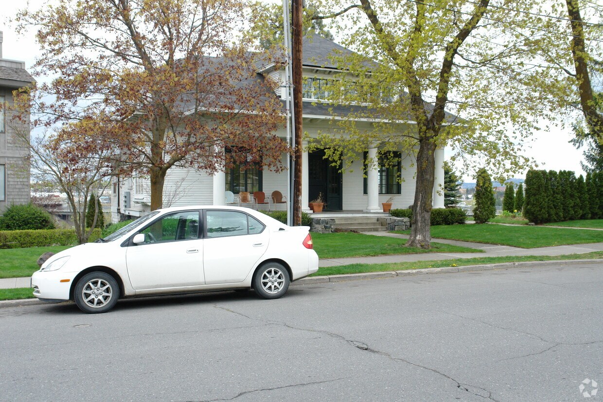 Building Photo - 1722 W Riverside Ave