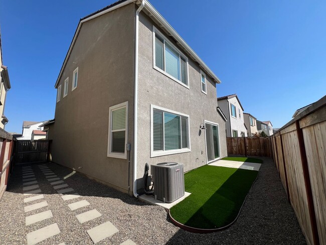 Building Photo - Tesoro Viejo- 3 bedroom 2.5 Bath