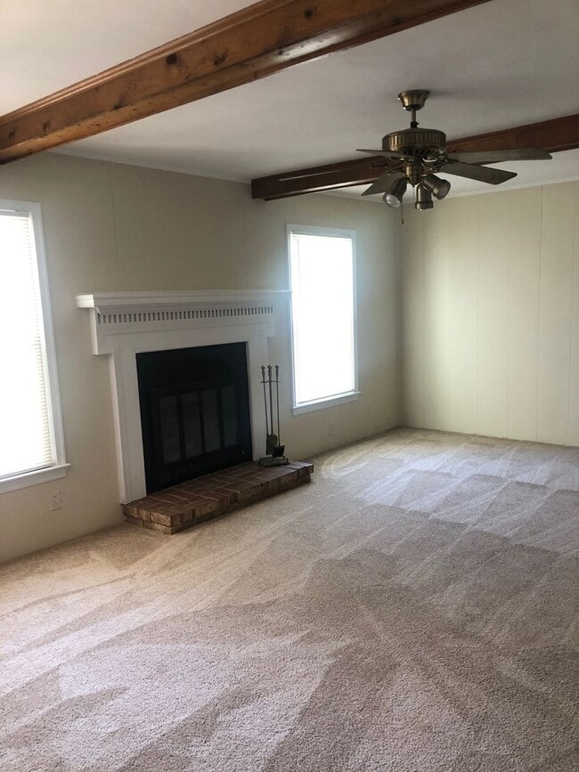Building Photo - REDMILL 3 BEDROOM