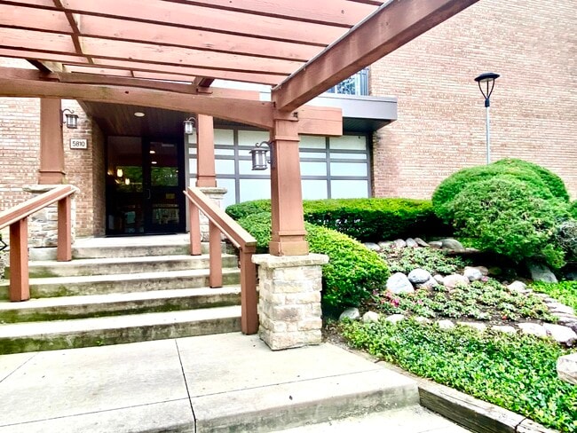 Foto del edificio - 5810 Oakwood Dr