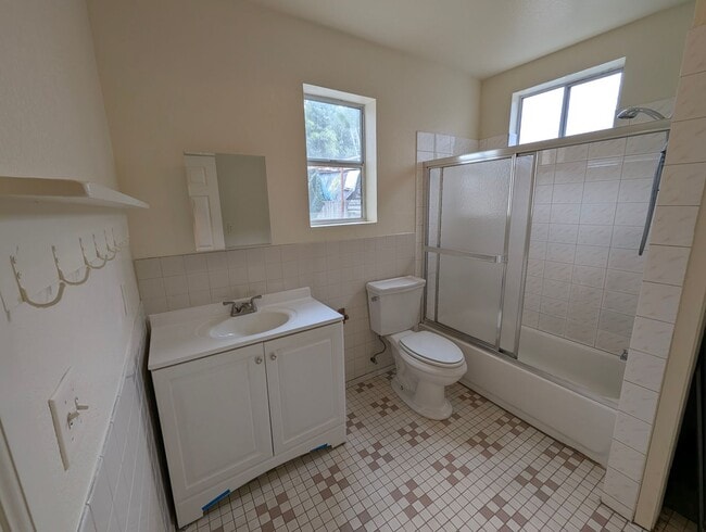 Building Photo - 322 Peralta St