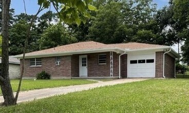 Building Photo - 1004 Oak Dr