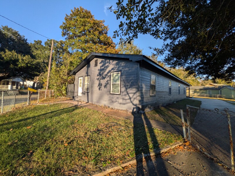 Building Photo - 3906 Joseph Ave