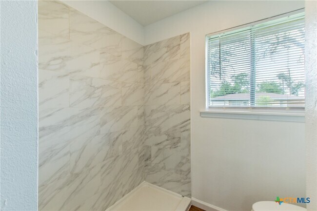 Foto del edificio - 3209 Shady Hill Dr