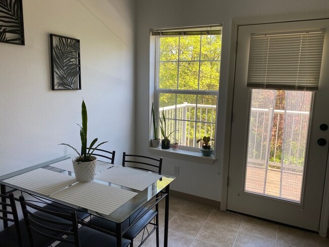Building Photo - Location Location Location ~2 Bedroom 2.5 ...